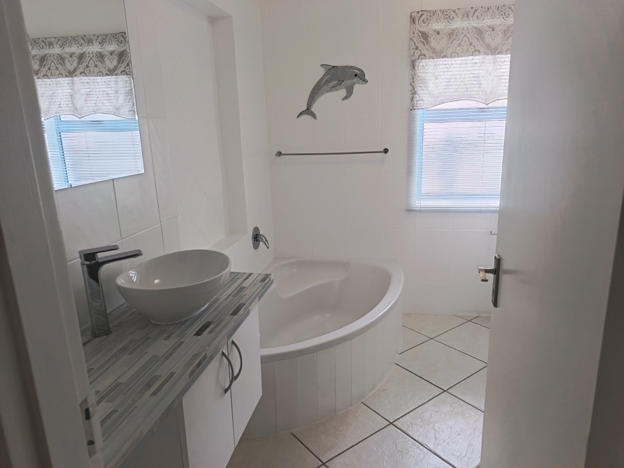 To Let 2 Bedroom Property for Rent in Paradise Beach Western Cape